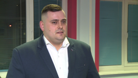 Rola pracowników ze Wschodu będzie rosła. Dają oni polskim firmom szanse na ciągłość produkcji BIZNES, ,rynek pracy, zatrudnienie, bezrobocie, rynek pracownika, oświadczenia o zamiarze powierzenia wykonywania pracy, pracownicy ze Wschodu, Ukraińcy na polskim rynku pracy, Michał Podulski, Stowarzyszenie Agencji Zatrudnienia, Toolip HR - Blisko połowa pracodawców ma problemy ze znalezieniem odpowiedniej kadry – wynika z raportu Manpower Group. W zachowaniu ciągłości produkcji pomóc mogą pracownicy ze Wschodu, przede wszystkim Ukrainy – podkreśla Michał Podulski, członek zarządu Toolip HR. Dlatego mimo wyższych kosztów zatrudnienia, przedsiębiorcy coraz częściej sięgają po wschodnią siłę roboczą. Tylko w III kwartale polscy przedsiębiorcy 313 tys. oświadczeń o zamiarze zatrudnienia pracowników z Ukrainy.