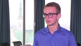 Rynek usług sprzątających rośnie w tempie 20 proc. rocznie. Szara strefa wciąż dużym problemem BIZNES, ,sprzątanie, usługi sprzątające, konsument, platforma, klient - Polski rynek usług sprzątających dynamicznie rośnie, a jego wartość sięga 2 mld zł. Ruch w serwisach, które łączą osoby sprzątające z klientami, przed świętami jest wyjątkowo duży. Najczęstszymi klientami są kobiety i osoby w wieku 25–40 lat. Coraz częściej z takich usług korzystają również przedsiębiorcy, dla których udogodnieniem jest możliwość odliczenia serwisu sprzątającego od kosztów prowadzenia działalność gospodarczej. Duża część rynku wciąż działa jednak w szarej strefie.