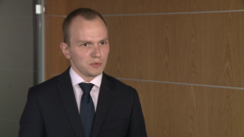 Trwają prace nad zmianami zasad zatrudnienia pracowników tymczasowych. Dla pracodawców może to oznaczać większe problemy ze znalezieniem kadry BIZNES, ,praca tymczasowa, agencje pracy tymczasowej, nowelizacaj ustawy o pracy tymczasowej, limit zatrudnienia pracownika tymczasowego, Robert Stępień, kancelaria Raczkowski Paruch - Nowe regulacje dotyczące rynku pracy tymczasowej mają za zadanie chronić pracowników – ocenia Robert Stępień, radca prawny w Kancelarii Raczkowski Paruch. Nowelizacja ustawy przewiduje, że pracownik tymczasowy nie będzie mógł pracować na rzecz danego pracodawcy-użytkownika dłużej niż 18 miesięcy, niezależnie od tego, czy jest kierowany do pracy przez jedną czy kilka agencji. To jednak może zwiększyć problemy firm z pozyskaniem odpowiednich ludzi do pracy. Projekt przewiduje także nowe regulacje dotyczące funkcjonowania samych agencji pracy tymczasowej.