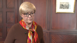 H. Bochniarz (Lewiatan): Największą szansą na wyższy wzrost gospodarczy w 2017 r. jest uruchomienie funduszy unijnych INWESTOR, ,PKB, eksport, inwestycje, konsumpcja, sprzedaż detaliczna, środki unijne, Konfederacja Lewiatan - Według prognoz ekonomistów polska gospodarka urosła w 2016 roku o 2,5–3 proc. To wyraźnie mniej niż zakładano przed rozpoczęciem roku, gdy spodziewano się wzrostu o 3,8 proc. Rynek zakłada, że nowo rozpoczęty rok będzie pod tym względem korzystniejszy, jednak warunkiem jest uruchomienie inwestycji. Zdaniem szefowej Konfederacji Lewiatan bardziej widoczne będę efekty Rodziny 500 plus, natomiast nie ma wielkich szans na wysoki eksport netto.