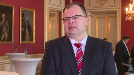 Rynek lotniczy zyskuje 3–4 proc. rocznie. Rośnie rola samolotów do użytku prywatnego i małych lotnisk BIZNES, ,ULC, lotnictwo, rynek lotniczy, Piotr Samson, Urząd Lotnictwa Cywilnego, lotnisko, linia lotnicza - Nie ma barier do rozwoju rynku lotniczego w Polsce – ocenia Urząd Lotnictwa Cywilnego. Jego wartość będzie rosła stabilnie na fali wzrostu gospodarki i ruchu pasażerskiego. Znaczącą rolę może zacząć odgrywać tzw. mniejsze lotnictwo, czyli samoloty do użytku prywatnego i małe lotniska. Może to przyciągnąć do branży młodych ludzi i udrożnić system transportowy, szczególnie w słabo skomunikowanych regionach kraju.