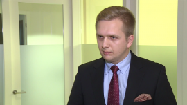 R. Pszczółkowski (Macromoney): Nie zawsze można porównywać dane dotyczące rocznej dynamiki PKB w Europie i Stanach Zjednoczonych INWESTOR, ,makroekonomia, dane źródłowe, inflacja, PKB, bezrobocie - Brak wiarygodnych danych źródłowych, nieuwzględnianie różnic metodologicznych oraz opieranie się na niezrewidowanych danych – to według Radosława Pszczółkowskiego z Macromoney Global Investments najczęstsze błędy popełniane przez analityków ekonomicznych. Ekspert dodaje, że z powodu różnych metod pomiaru porównywanie danych dotyczących dynamiki PKB czy poziomu bezrobocia jest w wielu przypadkach zupełnie niemożliwe.