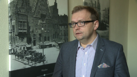 A. Dakowicz (AgioFunds TFI): Złoty jest niedoszacowany. W 2017 r. polska waluta może się umocnić nawet o 5 proc. INWESTOR, ,stopy procentowe, notowania złotego, waluty, kurs euro, Rada Polityki Pieniężnej, Fed, polityka monetarna - Zdaniem analityków polska waluta jest obecnie mocno niedoszacowana, ale w przyszłym roku jej notowania powinny się poprawiać. Jak przewiduje Adam Dakowicz, prezes funduszu AgioFunds TFI, złoty może zyskać do końca przyszłego roku nawet 5 proc. Dodaje przy tym, że w 2017 roku raczej nie należy się spodziewać podwyżek stóp procentowych. Ewentualnych zmian RPP może dokonywać dopiero w ostatnim kwartale przyszłego roku.