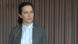 Robotyzacja napędza powstawanie nowych miejsc pracy w nowoczesnych branżach. Pilnie poszukiwani eksperci od IT i analizy danych BIZNES, ,nowe technologie, rynek pracy, sektor IT, informatycy, big data, automatyzacja, internet rzeczy - Automatyzacja i rozwój technologiczny przekładają się na transformację rynku pracy i spadek zatrudnienia w branżach takich jak produkcja czy rolnictwo. Z drugiej strony wpływają na dynamiczny rozwój sektora IT, kreują popyt na nowe usługi i miejsca pracy. Dlatego informatycy i eksperci od nowych technologii są obecnie bardzo poszukiwani. Na polskim rynku ich deficyt sięga około 50 tys. Coraz większą popularność zdobywają też nowe specjalizacje takie jak big data scientist.