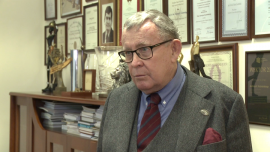 Prof. A. Koźmiński: W tym roku niepewność w gospodarce. W kolejnych dwóch latach dalszy spadek koniunktury BIZNES, ,gsopodarka, PKB, inwestycje, konsumpcja, konsumenci, program 500+, Akademia Leona Koźmińskiego, wskaźniki ekonomiczne, eksport, płaca minimalna, bezrobocie, przedsiębiorcy, podatki, GUS, inwestycje publiczne - Dane za przedostatni kwartał minionego roku pokazują wyraźne spowolnienie inwestycji i wzrostu PKB. W tym roku trzeba się spodziewać dalszego spadku koniunktury – prognozują ekonomiści i socjologowie z Akademii Leona Koźmińskiego, którzy na podstawie kilkudziesięciu wskaźników gospodarczych i społecznych opracowali prognozę na nadchodzący rok. Kluczowym dla gospodarki słowem będzie „niepewność”, zarówno wśród konsumentów, jak i przedsiębiorców.