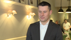 Polska w pierwszej dziesiątce największych europejskich rynków dla Volvo. Koncern bije kolejne rekordy sprzedaży BIZNES, ,Volvo Cars, branża motoryzacyjna, przemysł motoryzacyjny, konsumenci, leasing, Chiny, Stany Zjednoczone - Dobra passa koncernu motoryzacyjnego Volvo na polskim rynku. W ciągu ostatnich trzech lat sprzedaż samochodów tej marki zwiększyła się o ponad 50 proc. W ubiegłym roku tempo wzrostu sprzedaży Volvo w Polsce było ponaddwukrotnie wyższe od tego, które koncern wypracował globalnie. To sprawiło, że Polska awansowała do pierwszej dziesiątki największych europejskich rynków dla Volvo Cars z wynikiem 7,8 tys. sprzedanych aut w 2016 roku. W tym roku motoryzacyjny gigant zapowiada kontynuację ofensywy nowych modeli.