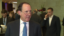 Frank Hatheway: wejście na Nasdaq to dla firm prestiż i szansa na pozyskanie znacznego kapitału. Równie istotny jest jednak lokalny rynek INWESTOR, ,Nasdaq, startupy, finansowanie przedsiębiorstw, emisja akcji, wejście na giełdę, Frank Hatheway - Wejście na Nasdaq to element polityki wizerunkowej i sygnał, że firma chce działać na amerykańskim rynku – podkreśla Frank Hatheway, główny ekonomista Nasdaq w Waszyngtonie. Obecność na giełdzie Nasdaq daje spółce prestiż i szanse na znaczne podniesienie kapitału. Największe szanse na zaistnienie na rynku amerykańskim mają firmy biotechnologiczne. Jak wskazuje Hatheway, istotne jest jednak znalezienie kapitału tam, gdzie jest największy popyt ze strony inwestorów, przede wszystkim na rynku lokalnym.