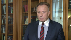 Przedsiębiorcy niejednoznacznie oceniają rząd. Doceniają ułatwienia dla biznesu, ale obawiają się kontroli i nowych obciążeń BIZNES, ,przedsiębiorcy, Business Center Club, inwestycje, Ministerstwo Rozwoju, ulgi podatkowe, rynek pracy, OFE - Środowisko przedsiębiorców niejednoznacznie ocenia dotychczasowe działania rządu. Z jednej strony doceniają wycofanie się z rujnujących budżet państwa wyborczych obietnic, obniżkę CIT dla małych firm, projekt „100 zmian dla biznesu”. Natomiast z drugiej strony obawiają się wzmożonych kontroli, wzrostu obciążeń finansowych i niepewnego otoczenia legislacyjnego. To nie sprzyja inwestycjom, bez których nie uda się osiągnąć zakładanego poziomu wzrostu gospodarczego.