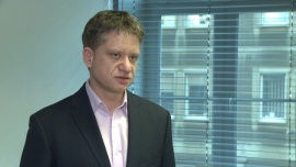 Dobre prognozy dla rynku wierzytelności. Firmy energetyczne, banki i telekomy wciąż chętnie będą sprzedawać długi INWESTOR, ,rynek wierzytelności bankowych, wierzytelności, wierzytelności korporacyjne, rynek długu, długi, instytucje finansowe, finanse firm, stopy zwrotu - Rynek wierzytelności rośnie w siłę. Według ostatnich danych firmy biorące udział w badaniu na koniec III kwartału ubiegłego roku zarządzały łącznie 14,7 mln sztuk wierzytelności, o łącznej wartości aż 85,4 mld zł. Zdaniem Marka Sokolnickiego z firmy Suisse Légiste w tym roku nie powinno być problemów z podażą portfeli. Długi wciąż będą sprzedawać między innymi firmy energetyczne, pożyczkowe, banki i telekomy. Stopy zwrotu natomiast utrzymują się prawdopodobnie na ubiegłorocznym poziomie.