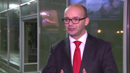 S. Kozłowski (Raiffeisen Polbank): w tym roku WIG20 ma szansę na wzrosty INWESTOR, ,PZU, PZU przejęcia, Pekao SA, WIG20, mWig40, sWIG80, indeksy, notowania, Raiffeisen Polbank, fuzje i przejęcia, rynki wschodzące - Sentyment inwestorów do rynków wschodzących, w tym także Polski, powinien się poprawić w 2017 roku. Zdaniem Sobiesława Kozłowskiego z Domu Maklerskiego Raiffeisen Polbank indeks największych spółek WIG20 ma szansę na wzrosty. Także wybrane spółki wchodzące w skład mWIG40 powinny zwiększać swoją wartość. Po fuzji Pekao SA warto zwrócić uwagę na PZU, które będzie walczyć o wysoką dywidendę z przejmowanego banku.