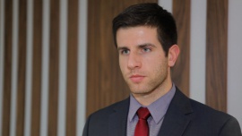 DM EFIX: w pierwszym i drugim kwartale 2017 r. można oczekiwać dalszego umacniania się dolara wobec euro INWESTOR, ,rynek walut, rynek walutowy, parytet wymiany, parytet, dolar amerykański, Donald Trump, podwyżka stóp procentowych w Stanach Zjednoczonych, Europejski Bank Centralny, strefa euro, EFIX Dom Maklerski - Wybór Donalda Trumpa na stanowisko prezydenta oraz oczekiwania trzech podwyżek stóp procentowych w Stanach Zjednoczonych w tym roku mogą spowodować dalszy wzrost kursu dolara wobec euro. Zdaniem Olafa Kowalskiego z Domu Maklerskiego EFIX nie jest wykluczone, że dobre wskaźniki europejskiej gospodarki i związane z tym oczekiwania dotyczące podobnego ruchu ze strony EBC w połowie roku doprowadzą do modyfikacji tego trendu na korzyść europejskiej waluty.