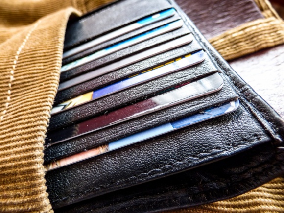 Wysokość zobowiązań Polaków w 2016 roku Finanse, LIFESTYLE - Według raportu „Sytuacja materialna Polaków” , zrealizowanego na zlecenie Lindorff SA, najpopularniejszą formą zadłużenia Polaków w 2016 roku były zakupy na raty. Jakie kwoty spłacali ankietowani oraz jakiej wysokości inne zobowiązania posiadali w ubiegłym roku?