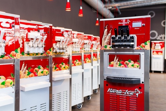 Maszyna do lodów na 3 miesiące. Dzięki temu można wypróbować swój lodowy biznes BIZNES, Gospodarka - Zakup maszyn do produkcji lodów to największy wydatek związany z uruchomieniem nowej lodziarni. A co, jeśli lokalizacja się nie sprawdzi?