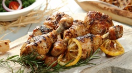 Grill na majówkę. Co wrzucić na ruszt? BIZNES, Gospodarka - Majówka, czyli… wielkie, tradycyjne grillowanie! W tym roku najlepiej postawić na aromatyczne mięsa, nietypowe szaszłyki i wiosenne sałatki. Oto pomysły Piotra Murawskiego, szefa kuchni Knorr, na pysznego majówkowego grilla!
