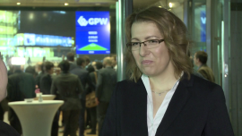 Uchwalenie ustawy o funduszach nieruchomościowych będzie sprzyjać rozwojowi rynku budowlanego i polskiej giełdy. Zachęci Polaków do inwestowania BIZNES, ,fundusze REIT, projekt ustawy, Ministerstwo Finansów, wypłata dywidendy, fundusze nieruchomości, inwestycje w obiekty komercyjne, zachęty do inwestowania - Zgodnie z deklaracją rządu już w maju ma się pojawić nowy projekt ustawy o REIT-ach, czyli funduszach nieruchomościowych, w które inwestować można nawet niewielkie kwoty, partycypując w ogromnych inwestycjach. Zdaniem szefowej Griffin Premium RE, spółki, która już działa w tej formule, uregulowanie prawne działalności REIT-ów zwiększy zainteresowanie obywateli inwestowaniem na rynku nieruchomości. Zwłaszcza że będzie ich na nie stać.