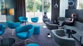 Bo to siedzenie robi pierwsze wrażenie - przegląd mebli tapicerowanych BIZNES, Gospodarka - Krzesło, fotel, sofa to niezbędne meble w recepcji i poczekalni biura każdej firmy. Od nich zależy – od wyglądu, ale też ergonomii i wygody użytkowania – w jaki sposób klienci będą postrzegać firmę i czy wyniosą z niej dobre wspomnienia