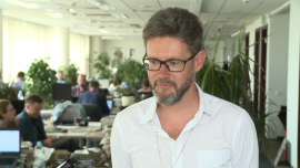 Rekordowy debiut na warszawskiej giełdzie. Play z największą ofertą publiczną prywatnej firmy w historii GPW BIZNES, ,Play, debiut giełdowy, GPW, branża telekomunikacyjna, telekomy, giełda, finanse, technologie, inwestycje - Kolejny operator telekomunikacyjny wchodzi na warszawską giełdę. Dzisiejszy debiut firmy Play na głównym parkiecie jest największą pierwszą ofertą publiczną prywatnej firmy w całej historii GPW i największą w Europie w ciągu ostatnich 2 lat. Przeprowadzona w lipcu oferta publiczna telekomu cieszyła się rekordowym zainteresowaniem. Inwestorów przyciągają dobre perspektywy rozwoju zarówno spółki, jak i całego rynku telekomunikacyjnego – podkreślają przedstawiciele Play. Tak duży debiut może pozytywnie wpłynąć na rynek finansowy.