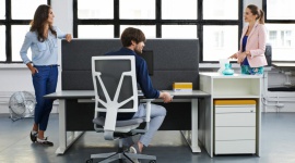 Lato w biurze BIZNES, Gospodarka - Chociaż w Polsce mamy zaledwie trzy upalne miesiące, niejednokrotnie przetrwanie ośmiu godzin w biurze w tym czasie jest prawdziwym wyzwaniem. Uchylenie okna nie wystarczy, gdy na zewnątrz panuje ponad 30-stopniowy upał.