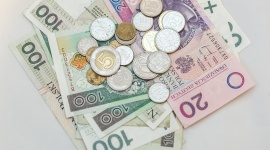 Polacy zadowoleni z zarobków, ale ciągle z dziurami w portfelu Finanse, LIFESTYLE - Badanie „Sytuacja materialna Polaków” , zrealizowane na zlecenie Lindorff SA, wykazało, że 4 na 5 Polaków nie posiada negatywnych odczuć co do wysokości własnych zarobków.