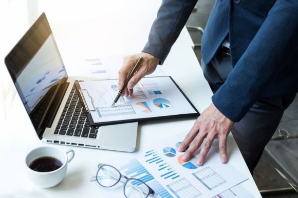 Nadchodzi większa profesjonalizacja branży pośrednictwa finansowego BIZNES, Gospodarka - 22 lipca zaczęły obowiązywać przepisy ustawy o kredycie hipotecznym. Oznacza to zmiany nie tylko dla konsumentów, ale też dla całej branży pośrednictwa finansowego, która zatrudnia obecnie ok. 20 tys. osób.