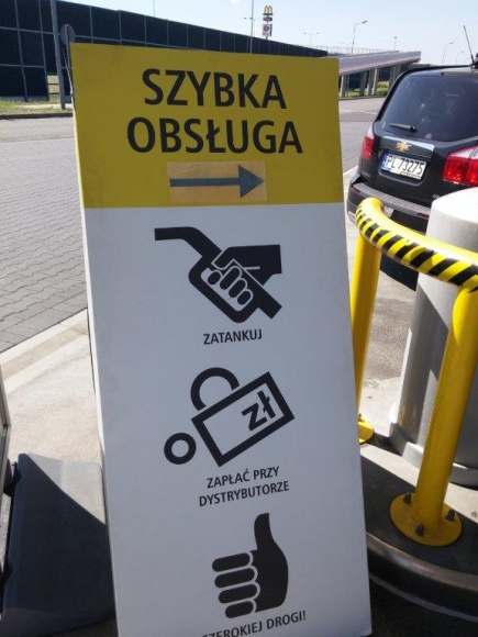 Orlen i Lotos testują nową usługę płatności za paliwo BIZNES, Gospodarka - W okresie wakacyjnym dwie polskie sieci stacji benzynowych, Orlen i Lotos, rozpoczęły testy uproszczonych stanowisk kasowych, przeznaczonych wyłącznie do płatności za paliwo. Idea w obu sieciach jest taka sama, natomiast przyjęto zupełnie różne rozwiązania.