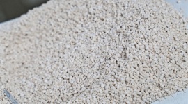 Perlit - innowacyjny materiał do wielu zastosowań BIZNES, Gospodarka - Powstały w dawnych epokach geologicznych perlit to naturalny materiał pochodzenia wulkanicznego. Dzięki swoim niezwykłym właściwościom znajduje on szerokie zastosowanie w wielu sektorach tj. budownictwo, ogrodnictwo czy branża kominowa.