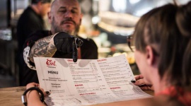 EVIL NA SKALĘ EUROPY BIZNES, Gospodarka - Zyskująca miłośników restauracja SteakHouse Evil, słynna z serwowania jedynego w Warszawie steka ze strusia, rozszerza swoją działalność. Na horyzoncie pojawiły się propozycje wejścia w system franczyzowy w Polsce oraz otwarcia lokali za granicą.