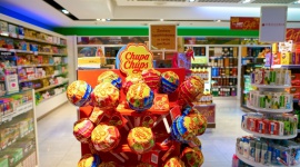 Opakowanie, które naprawdę się opłaca BIZNES, Gospodarka - Z każdym rokiem półki sklepowe coraz bardziej uginają się od dużej liczby produktów z tej samej kategorii. Paradoksalnie, jak wynika z badań Nielsena, właśnie z tego powodu przeciętny konsument zauważa średnio tylko 4 na 10 artykułów. Co marki mogą zrobić, aby się wyróżnić?