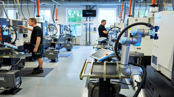 Robotyzacja w Europie Środkowo-Wschodniej i w Polsce – cała naprzód BIZNES, Gospodarka - Zgodnie z danymi IFR rok 2017 pod względem robotyzacji można zaliczyć do bardzo udanych. Globalnie sprzedaż robotów wzrosła o 30%, w Europie o 18%, w regionie Europy Środkowo-Wschodniej o 36%, natomiast w Polsce o 16% w porównaniu z rokiem poprzednim.