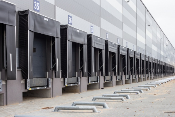 Nowy magazyn centralny w Lućmierzu, nowe możliwości FM Logistic. BIZNES, Gospodarka - FM Logistic oferuje swoim klientom drobnicowym nowy obiekt magazynowy w Lućmierzu k. Łodzi. Zastąpił on do tej pory wykorzystywany magazyn w tej samej miejscowości. Nowy magazyn realizuje dwa razy większy obrót – na poziomie 6-7 tysięcy palet na dobę.