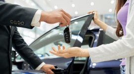 Wynajem samochodów popularniejszy od kupna BIZNES, Gospodarka - Wiele wskazuje, że w tym roku na polskie drogi wyjedzie rekordowa liczba nowych aut, Coraz mniej samochodów jest jednak kupowanych za własne środki czy na kredyt. Firmy i konsumenci indywidualni zaczynają powszechnie korzystać z oferty wynajmu długoterminowego pojazdów.