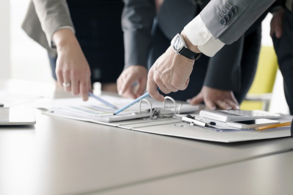 Im dalej w las, tym więcej długów BIZNES, Gospodarka - W Polsce panuje ogromny popyt na drewno. Nasz kraj od trzech lat pozostaje także liderem eksportu drewnianych drzwi i okien w Europie. Tymczasem z danych Krajowego Rejestru Długów wynika, że zadłużenie sektora drzewnego wynosi blisko 272 mln zł.