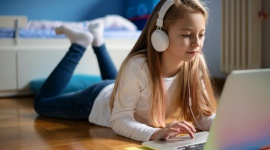 Ubrania i przybory szkolne? Już nie – Polacy stawiają na tech-wyprawki szkolne BIZNES, Gospodarka - Na komputery i gadżety elektroniczne do wyprawki szkolnej w tym roku Polacy wydadzą co trzecią złotówkę – to tyle samo, co na podręczniki i inne artykuły szkolne