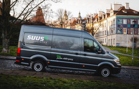 Elektryczna rewolucja w logistyce? Tak, ale pod kilkoma warunkami… BIZNES, Gospodarka - W obliczu zmian klimatycznych powszechne przejście na auta elektryczne wydaje się kwestią czasu. Ten proces nie ominie również logistyki, w której funkcjonowanie bez pojazdów jest niemożliwe.