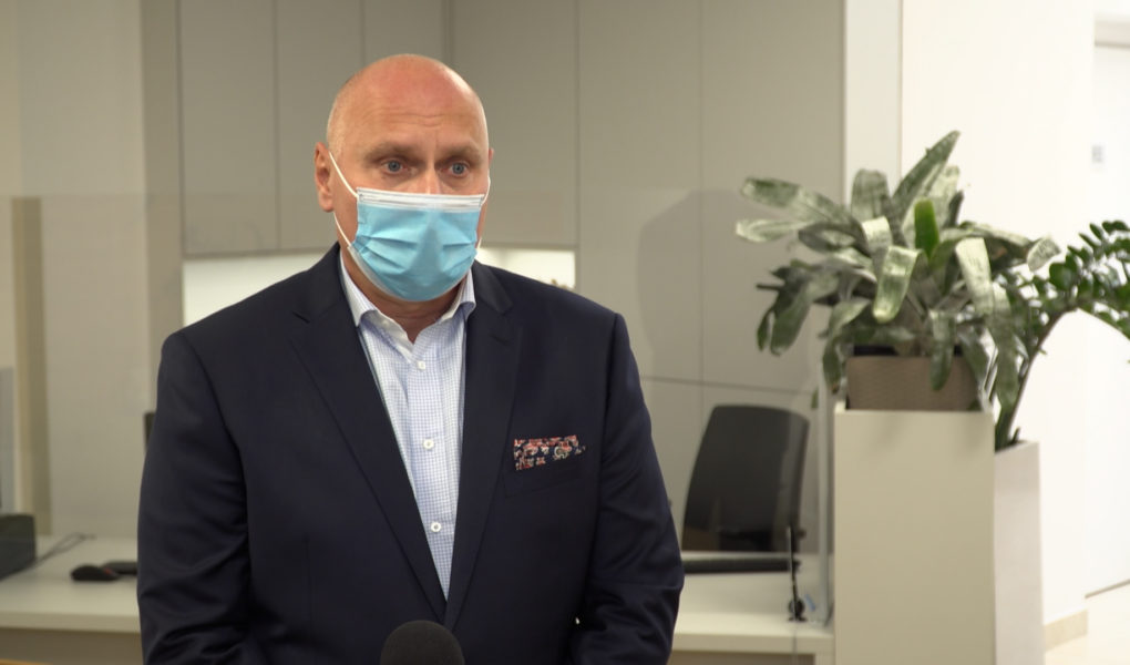 Coraz więcej Polaków decyduje się wykonać badania na COVID-19 w prywatnych placówkach medycznych. Na rynek weszły właśnie o połowę tańsze testy genetyczne