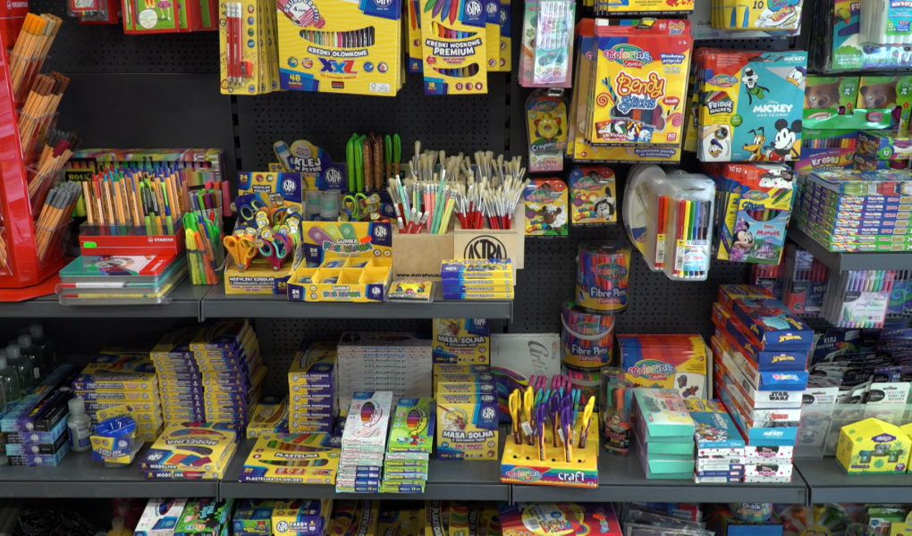 Cena będzie w tym roku decydująca dla rodziców przy wyborze przyborów szkolnych. Inflacja uderzy ich po kieszeniach [DEPESZA]