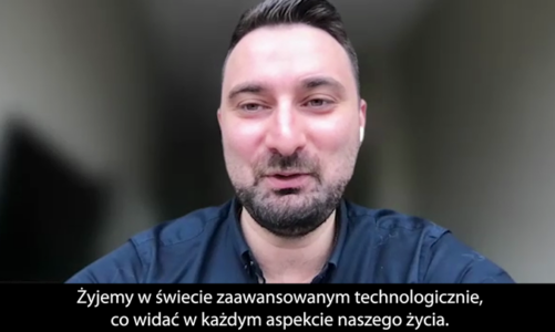 Inteligentna tkanina zmieni kolor i kształt w reakcji na temperaturę i napięcie elektryczne. Materiał można też programować