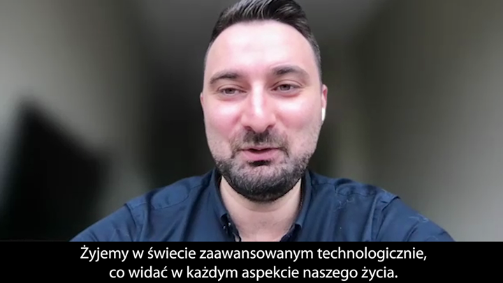 Inteligentna tkanina zmieni kolor i kształt w reakcji na temperaturę i napięcie elektryczne. Materiał można też programować