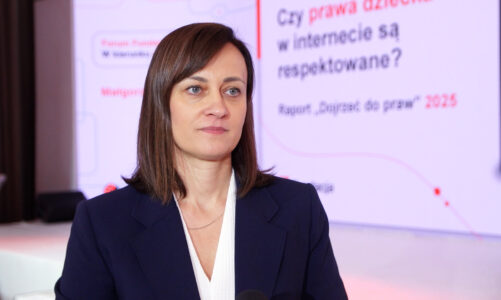 Raport o prawach dziecka w sieci: Młodzi boją się hejtu i utraty prywatności. Często z tymi problemami muszą radzić sobie sami