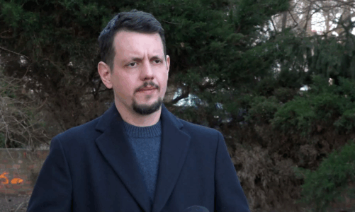 Napięcia geopolityczne podbijają emocje na rynku ropy, ale nie zakłócają dostaw. Przewidywana w 2026 r. nadpodaż ma utrzymywać niskie notowania