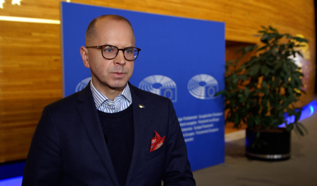 Ważna decyzja PE. To kolejny krok do zatwierdzenia 90 mld euro pożyczki dla Ukrainy